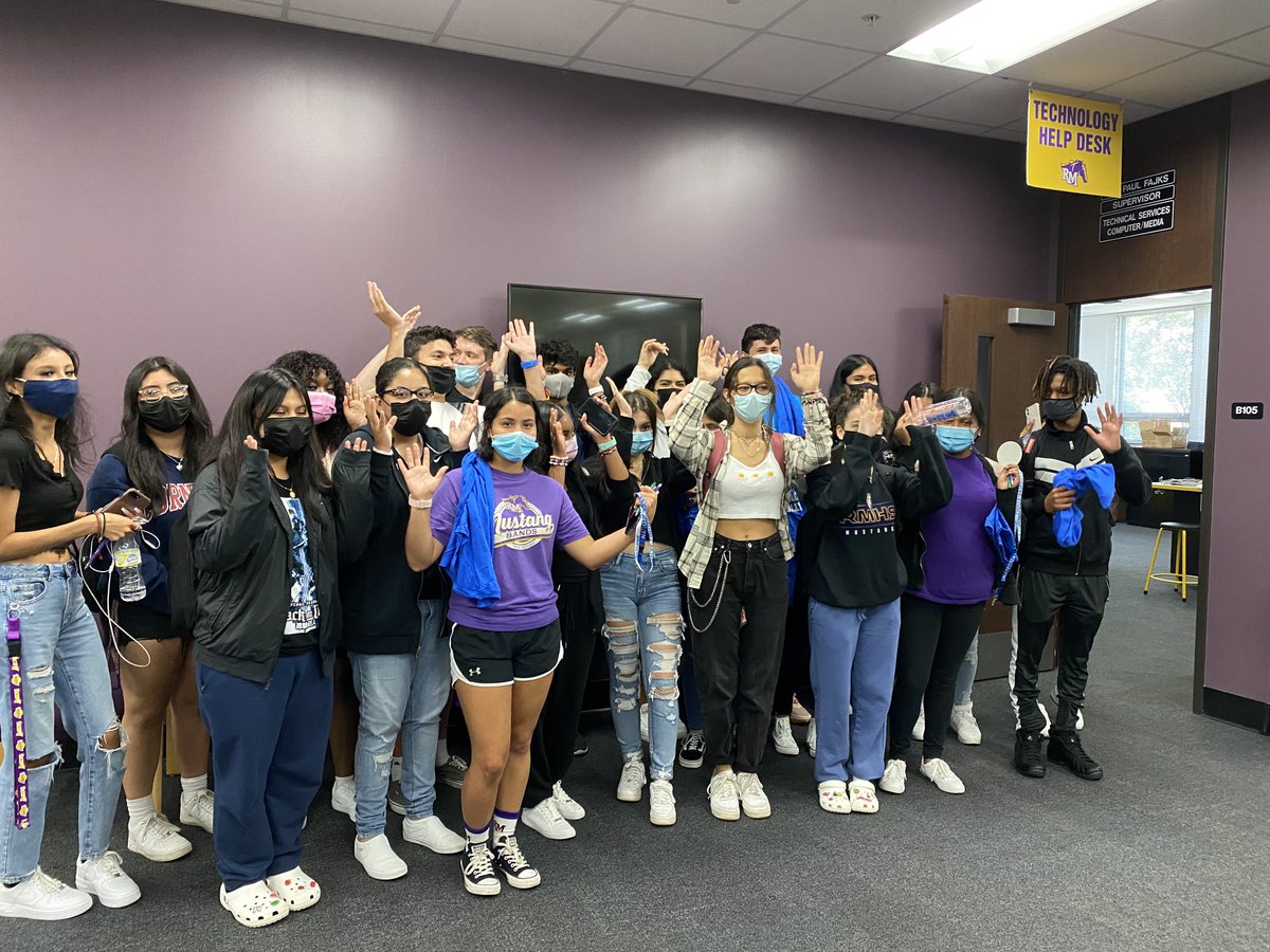 ThorburnScience's tweet photo. Rmhs avid students learning about peer tutoring and becoming leaders! #d214learns ⁦@RMHSMUSTANGS⁩ ⁦@District214⁩ https://t.co/cyCl6FgOcv