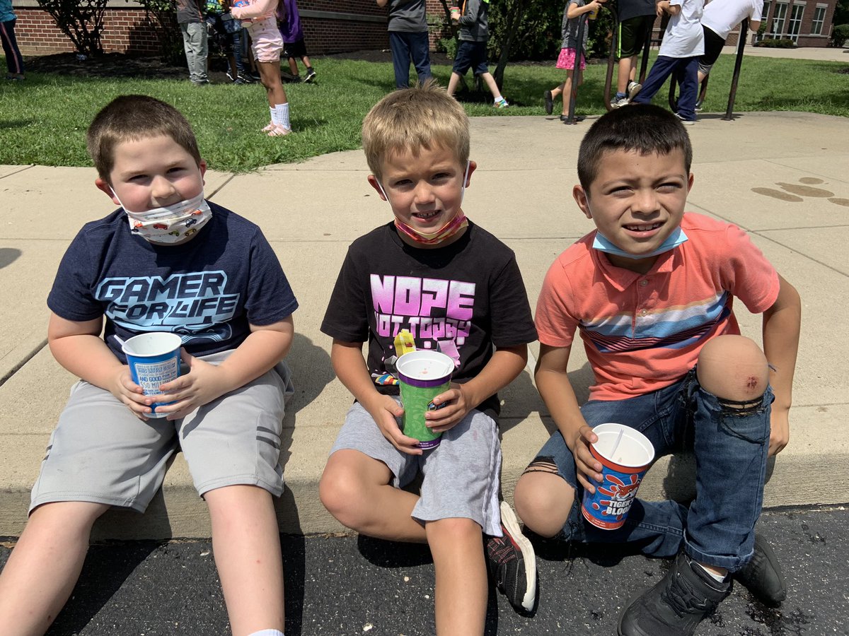 MrsKBear's tweet photo. These 2nd graders had an awesome first Kona Ice Friday!! 😊 #MiddieRising #MayfieldStrong @MayfieldTweets https://t.co/q4lMaf6o9e