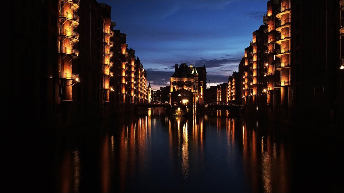 fil0's tweet photo. Poggenmühlenbrücke #Hamburg #dusk https://t.co/6Jbl426eCM