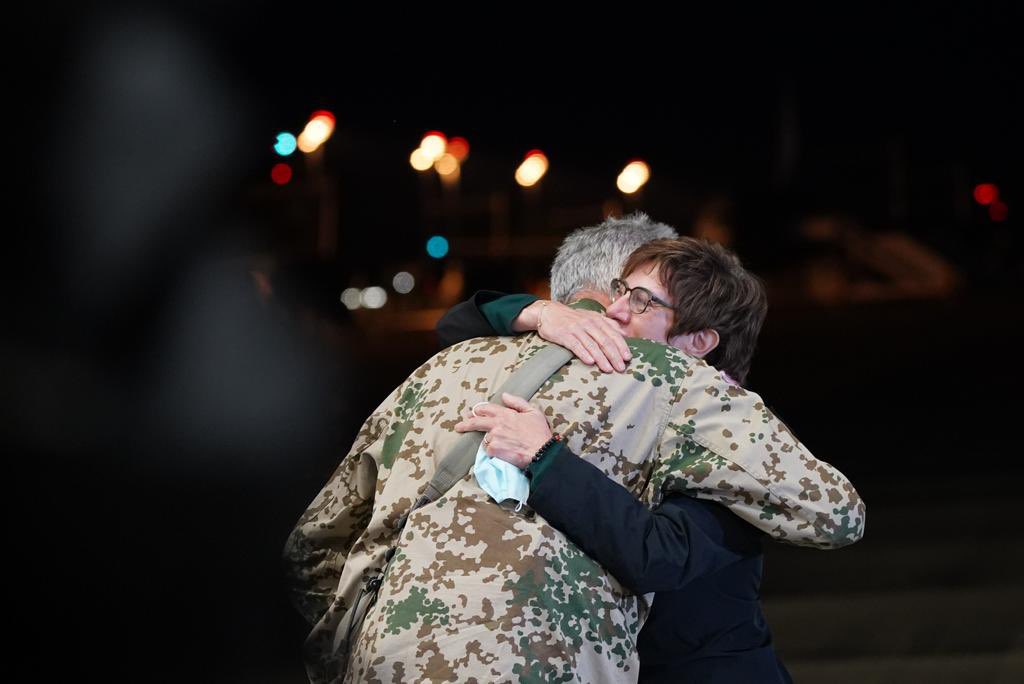 Die Evakuierungsoperation in #Afghanistan war ein hochgefährlicher Einsatz. Wir sind alle froh, dass unsere Soldatinnen und Soldaten sicher nach Hause gekommen sind. Ministerin <a href="/akk/">A. Kramp-Karrenbauer</a> bedankt sich auch bei General Arlt - dem Einsatzführer vor Ort in #Kabul. Danke für alles!