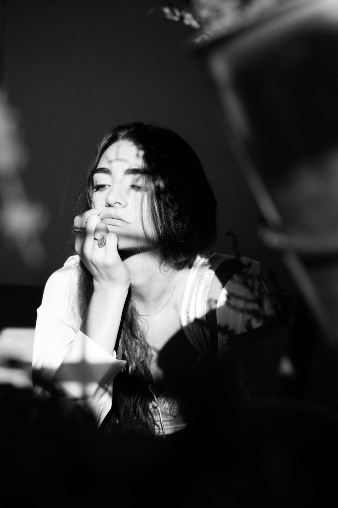 readalphaorder's tweet image. The Emotive Soul of Anna Hamilton (@iamannahamilton) in Single ‘Me for Barcelona.’ [The latest single from Anna Hamilton is available on all streaming platforms.] Words by @nicholekshaw and Visuals by @alexbergercreative

l8r.it/BeCz