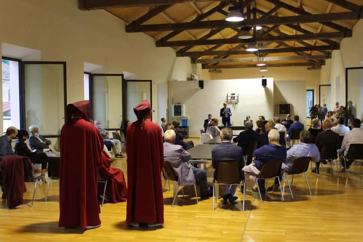 CCIAARIVLIG's tweet photo. #expovallearroscia
primo #OrmeascoLAB dedicato al compianto senatore Gabriele Boscetto, a cui si deve l’idea e la fondazione della Confratellità Ormeasco 🍷
➡️ Durante l’incontrosi è parlato anche del futuro del vino #Ormeasco eccellenza della nostra terra #pievediteco #Imperia https://t.co/FQqrrI7043