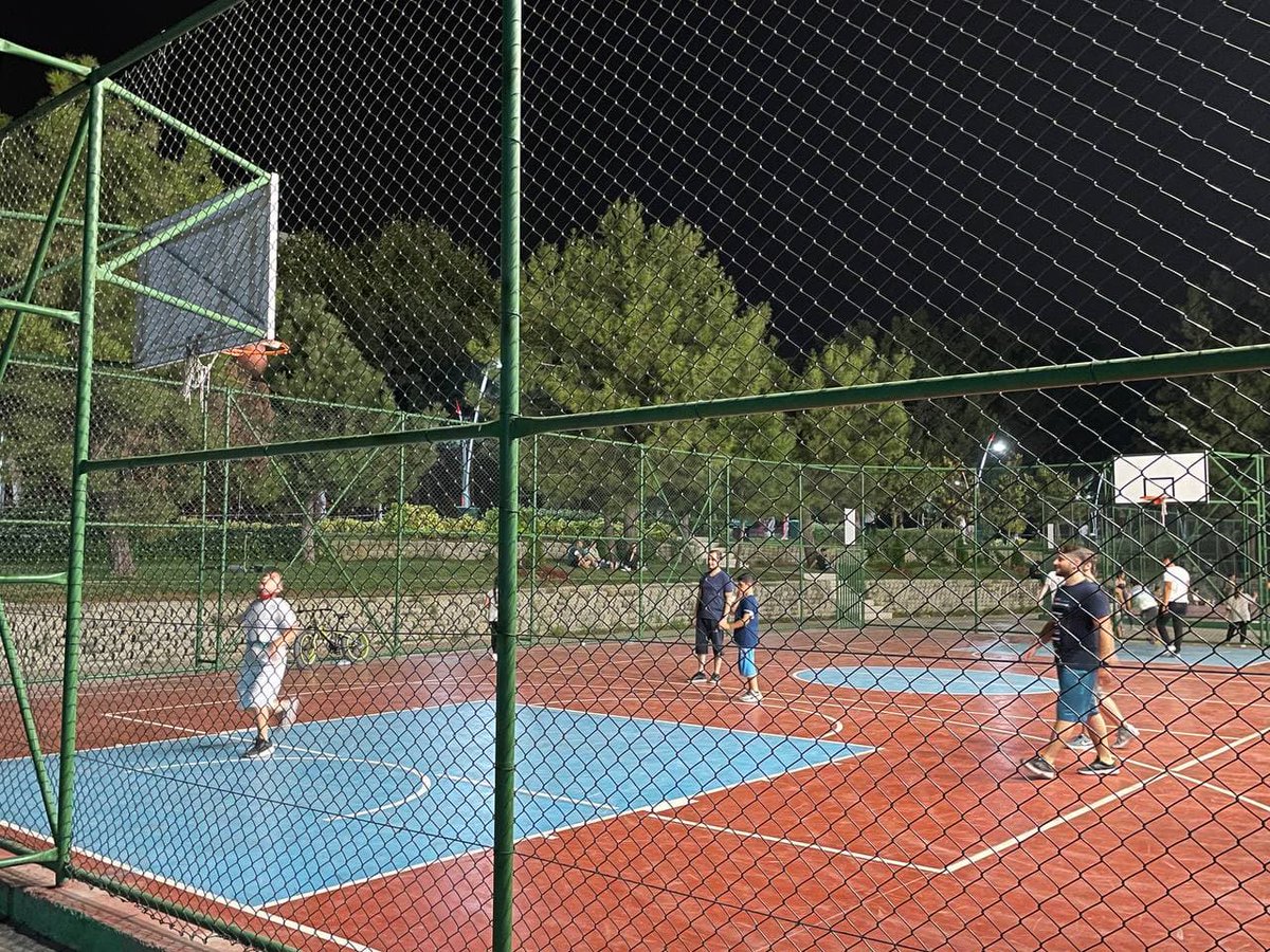 Bir yanda futbol oynayanlar, bir yanda bisiklete binenler, bir yanda yürüyüş yapanlar, bir yanda da basketbol oynayanlar… <a href="/tevfikgoksu/"></a> Başkanım, Esenler 15 Temmuz Millet Bahçesi’nde hayat bir başka güzel. ☺️