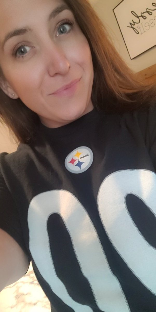 Headed to the gym. Obviously rocking the Watt tee 🙌 #SteelersNation #90 #girlswholiftheavy