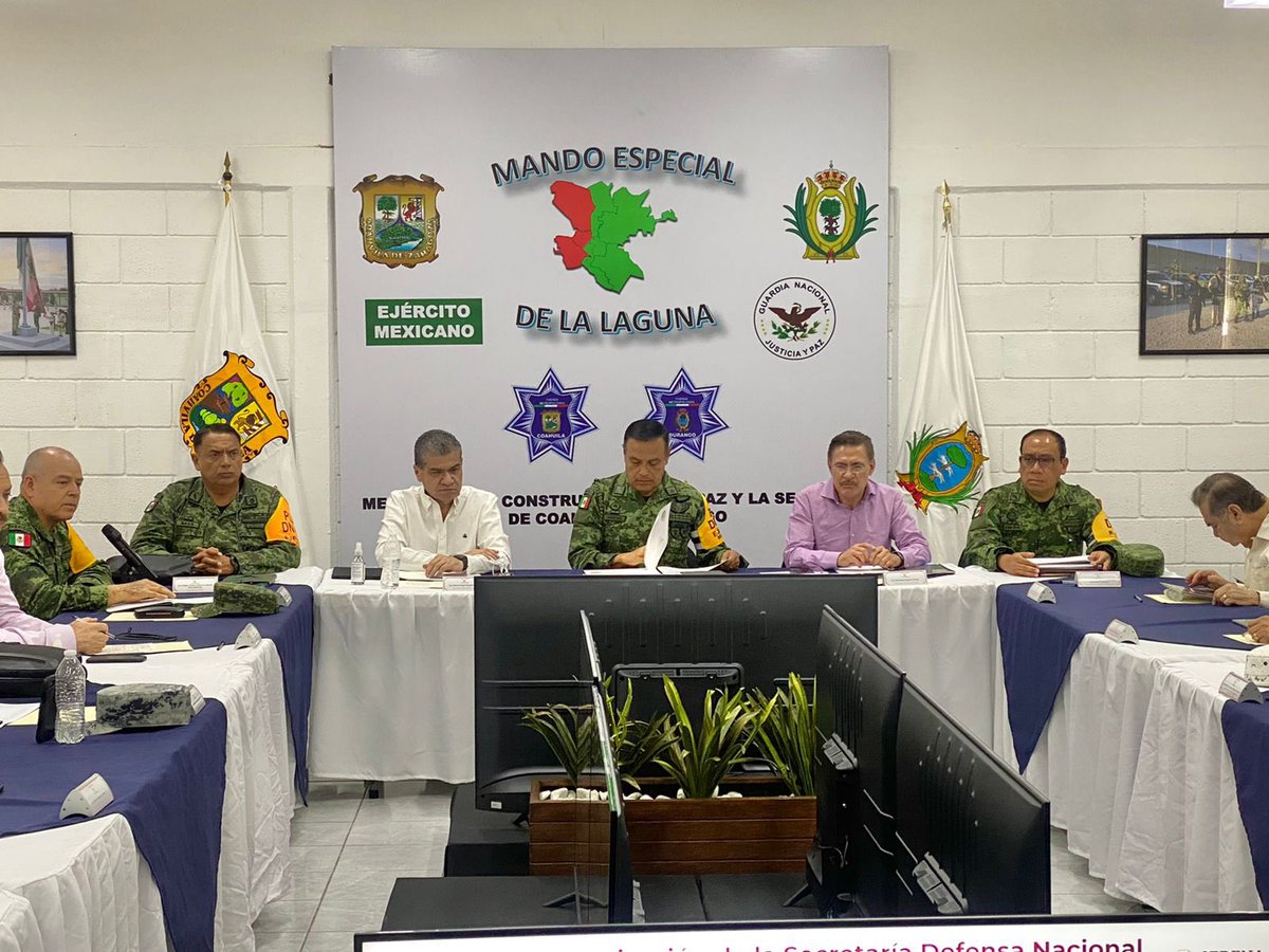 mrikelme's tweet photo. En reunión con el Comandante de la XI Región Militar, Gral. Norberto Cortés Rodríguez para revisar la Estrategia de Seguridad Integral para #LaLaguna. https://t.co/rwpx1hGkTJ