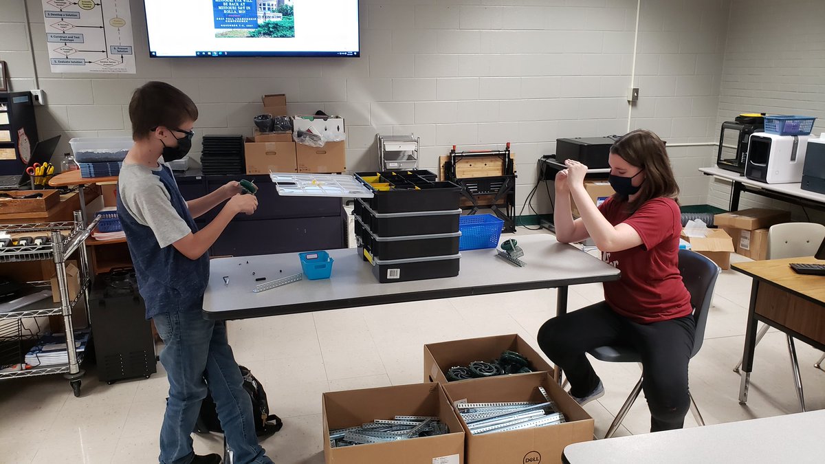 Mythbadger's tweet image. Verbal #AlgorithmChallenge. Many will try, few will win. It is harder than they expect. Out of 6 classes, only 3 groups of #TigerDesigners have perfectly matched their designs. @PLTW