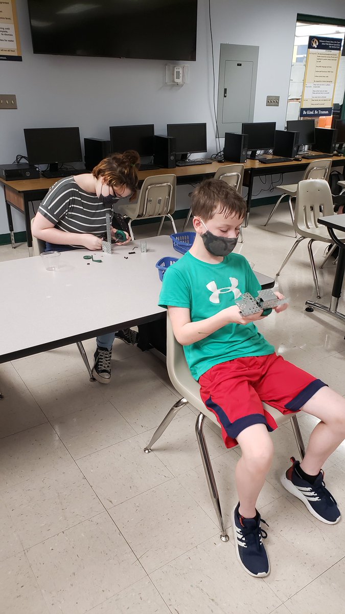Mythbadger's tweet image. Verbal #AlgorithmChallenge. Many will try, few will win. It is harder than they expect. Out of 6 classes, only 3 groups of #TigerDesigners have perfectly matched their designs. @PLTW