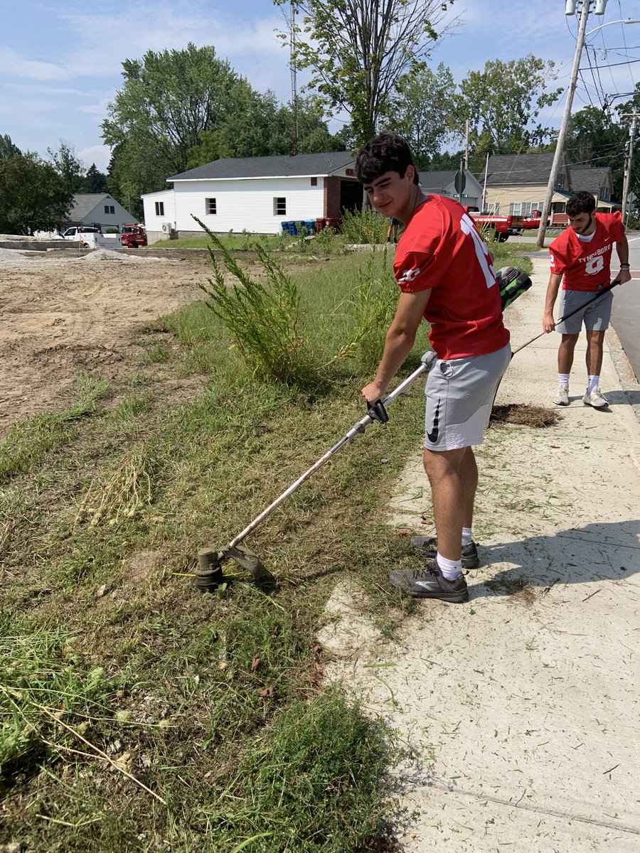 Team building and community service all in one as THS football helps set up for the town block party #tpsprepares