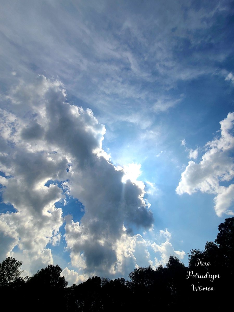 'Dance with the clouds.'
~Adrienne Posey
#clouds #sky #NaturePhotography #naturebeauty #weekendvibes #FridayThoughts #BlueSkyComing