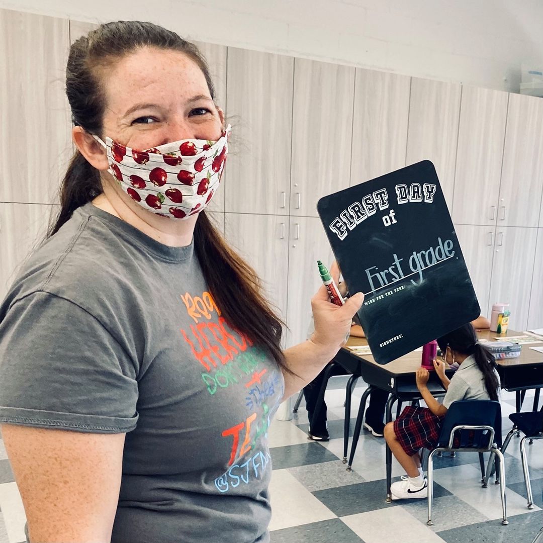 CatholicEdLA's tweet image. It's the first day of school for teachers too!

. . . 
@sjfnoho 

SJF is excited to welcome Ms. Desjardins as our new 1st grade teacher. Did you know: Ms. D has been working at SJF for 5 years now &amp;amp; will start working on her Doctorate in Septembe