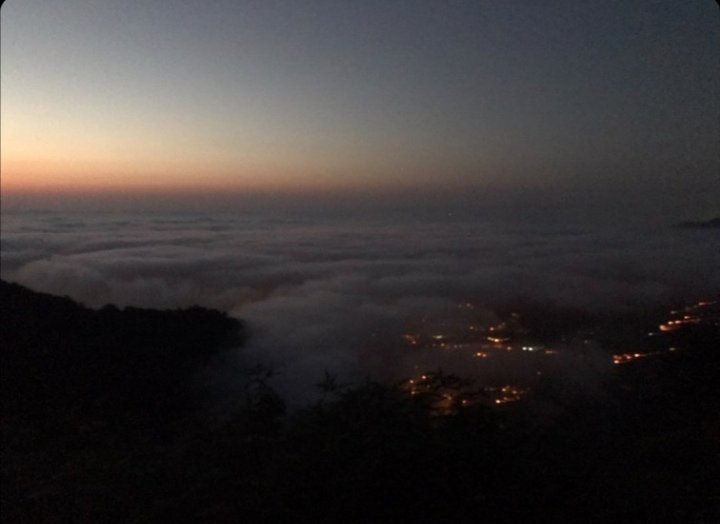 Başı Bulutlarda

Akşamın bulutları
Koşarken sonsuzluğa
