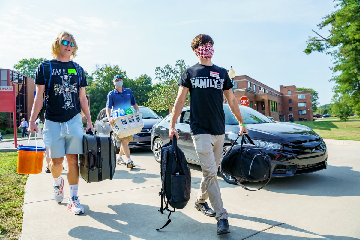 RoseHulman's tweet photo. Everyone has settled in after Move-In Day. Members of the Class of 2025 are making new friends, learning more about campus &amp; getting ready to begin New Student Orientation tomorrow. #rosehulman #rosegetsme https://t.co/4f6TNv6OV4