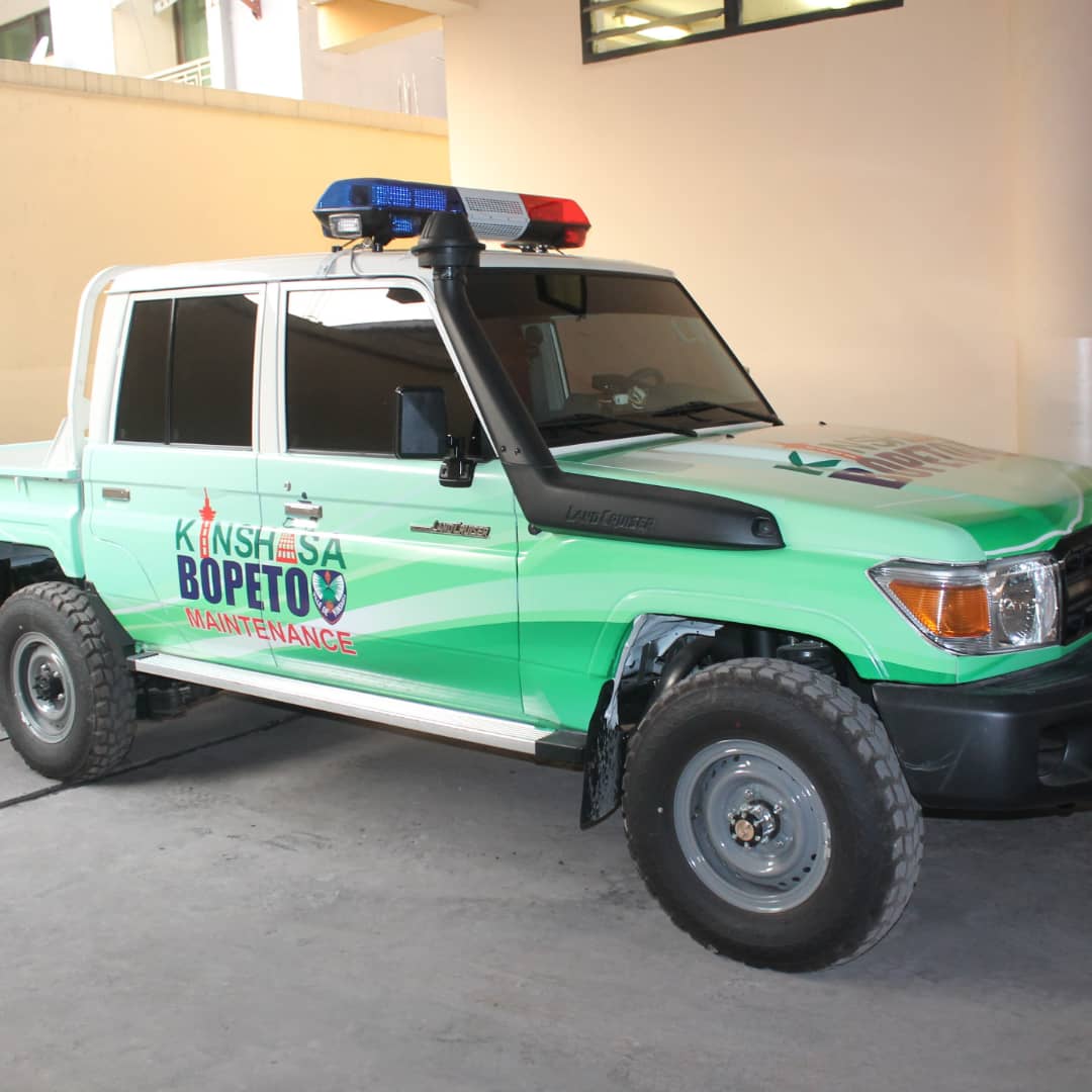 GeneralAff's tweet photo. Le charroi automobile de la Ville de Kinshasa, ne cesse de croître. Après l'acquisition des plusieurs Jeep 4×4 par le Commissariat Général en charge de l'environnement, il ya qlqs jours, voici une autre qui vient de s'ajouter pour la maintenance Kinshasa bopeto. https://t.co/2HZ5OpOWW1