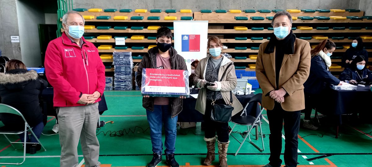 🔴Contentos estaban apoderad@s y alumn@s de #PtoAysén al recibir sus computadores 💻 de manos del #DPPAysén <a href="/mortizaysen/">Manuel Ortiz</a> <a href="/DPPAysen/">Delegación Presidencial Provincial de Aysén</a> y del <a href="/mineducaysen/">Seremi de Educación Región de Aysén</a> <a href="/SergioBecerraXI/">Sergio Becerra Mera</a>. Lea la nota 👇
bit.ly/3BnjBjV <a href="/sebastianpinera/">Sebastian Piñera</a> <a href="/Mineduc/">Ministerio de Educación</a> <a href="/Gob_Interior/">Gobierno Interior</a> <a href="/pablogalilea/">Pablo Galilea</a> <a href="/raulfiguersa/">Raúl Figueroa Salas</a>