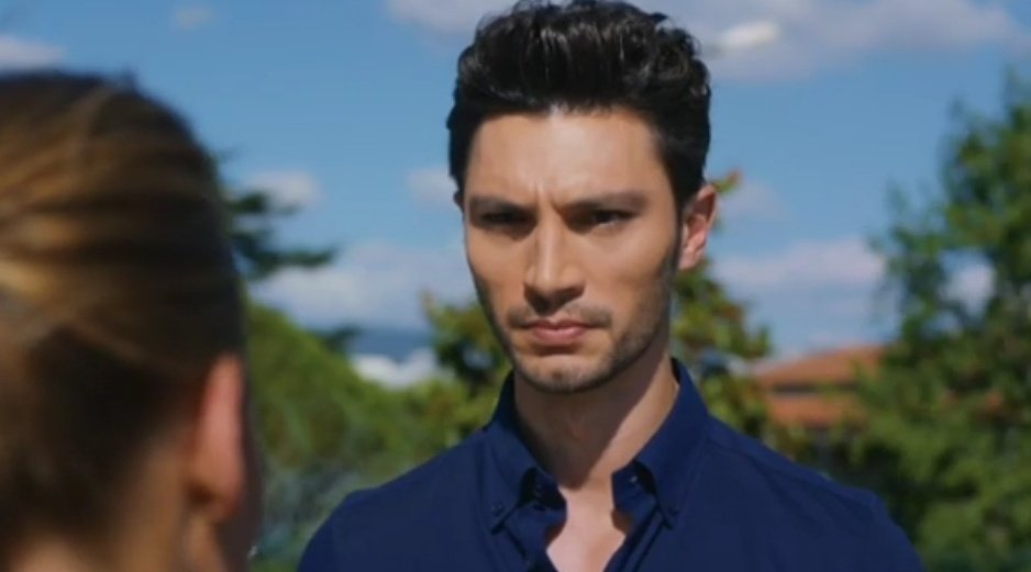 Ozan her ne kadar kendini kullanılmış, kandırılmış gibi hissetsede  bu davranışı o kadar yanlış ki..
Evet belki sinirle yaptı ama kalbinde birisi varken başka bir kıza umut vermesi, onunla bir hayatı paylaşmak istemesi tamamiyle kendini kandırmasından başka bir şey değil.