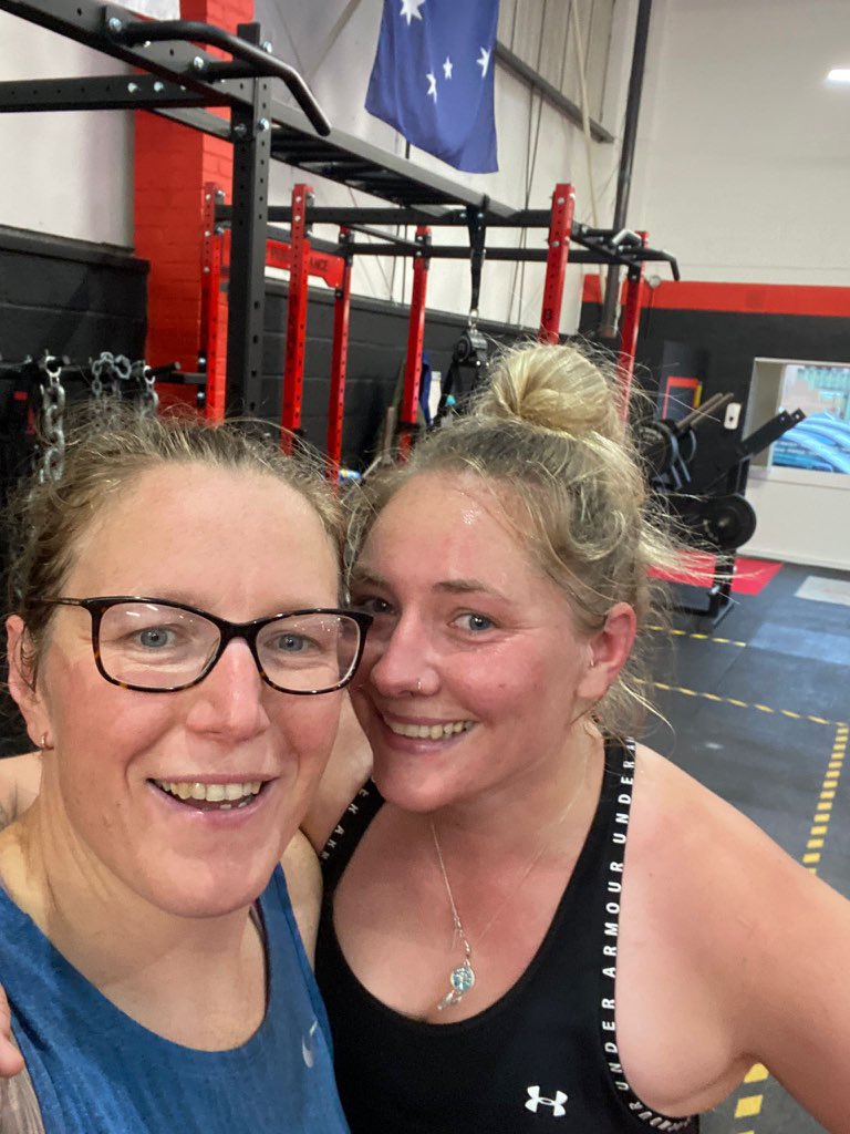 RockyClark_1's tweet photo. 🚨FRIDAY NIGHT LIGHTS🚨 @coreperformanceftf. Super hard graft, some swearing, but we got through it. Made new friends, had some chilli and beers after. Thanks for having us Bedford CrossFit, we had a blast #survivor #crossfit #crossfitbedford #coreperformance #fit @chloeallcorn https://t.co/qOQdMJ54Tc