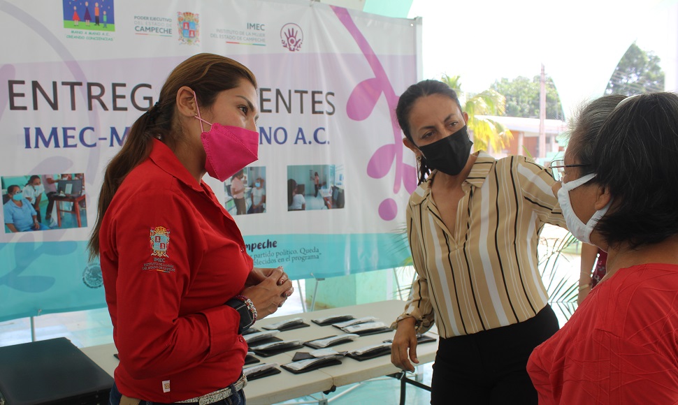 IMECMUJERES's tweet photo. Con la entrega de lentes del IMEC, en alianza con la Asociación Mano a Mano A.C., afianzamos la cobertura de nuestros servicios y contribuimos a mejorar la calidad de vida de las mujeres de la localidad de Tinún, Tenabo: @Adl3mi https://t.co/rzj4fWKK5J
