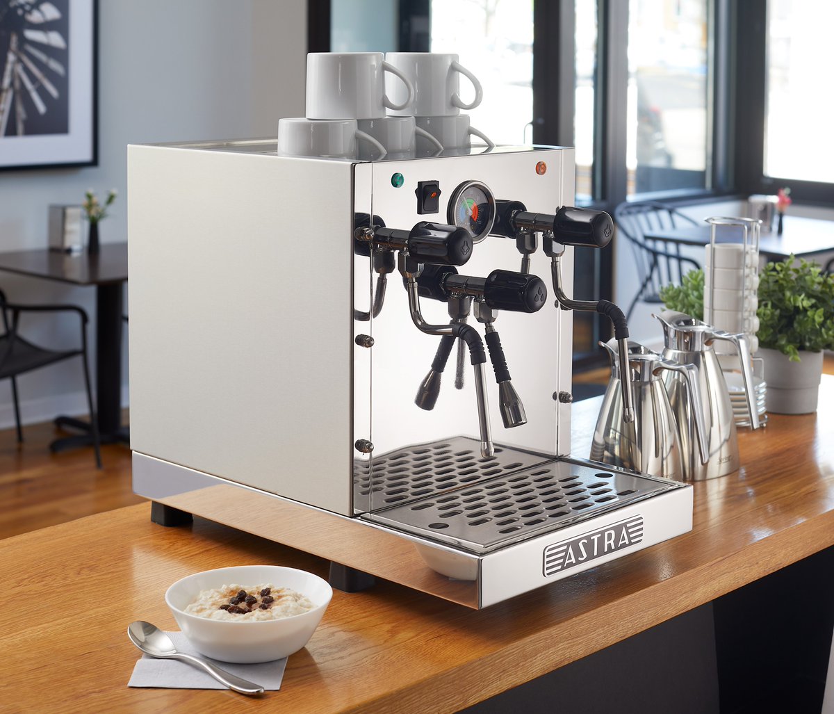 Steamers are not just for specialty coffee anymore. Our line of commercial steamers can quickly and efficiently steam water to make delicious, café-quality oatmeal. Put us down for a bowl with extra cinnamon.

Learn more about our steamers here -astramfr.com/commercial-ste…

#CafeLife