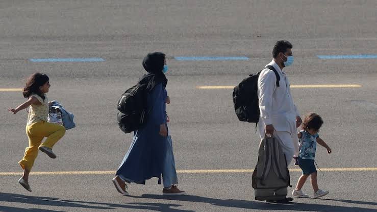 فتاة أفغانية تفقز فرحاً في المطار بعد وصولها هي وأهلها بسلام الى بلجيكا ❤