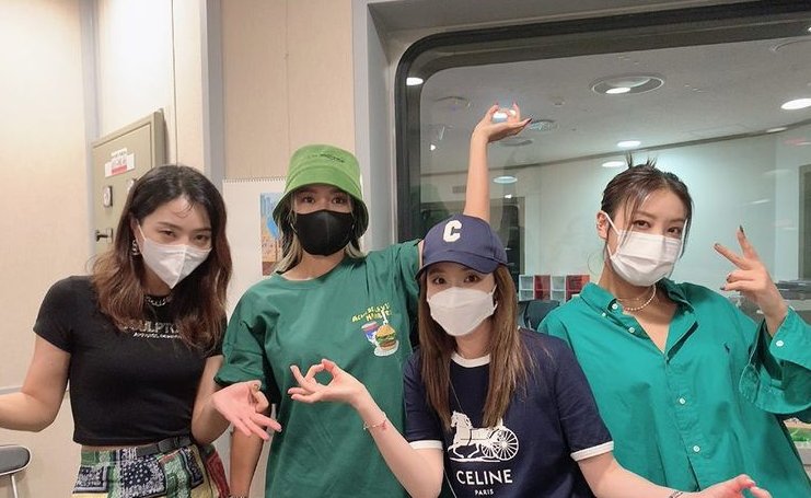 minzysource's tweet photo. 210826 Minzy with Dara, Yubin and Hwangbo

#MINZY #공민지 #2NE1 @mingkki21 https://t.co/jziI8jsJZL