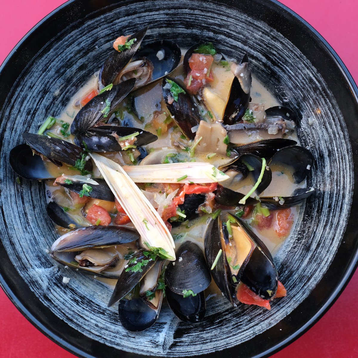 richcoledesign's tweet photo. SO GLAD #mussels are back on the menu at @yoshiscafechgo. 😋 

#chicagodining #chicagoeats #lakeviewchicago #chicagopatio #diningoutchicago #patiodining #chicago https://t.co/WmEnlAR3Pm