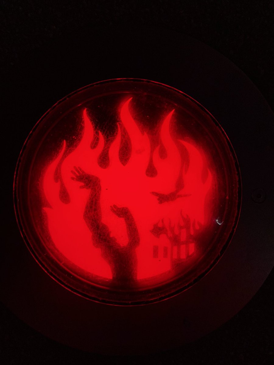 Rutger_76's tweet image. In de nachtdienst vallen ze extra op:
De rode lampjes in de stoepen en op straat in Rotterdam. Ze markeren de #brandgrens: het gebied dat door de bombardementen van 14 mei 1940 en de daaropvolgende brand werd verwoest. #feitjes #geschiedenis #rotterdam