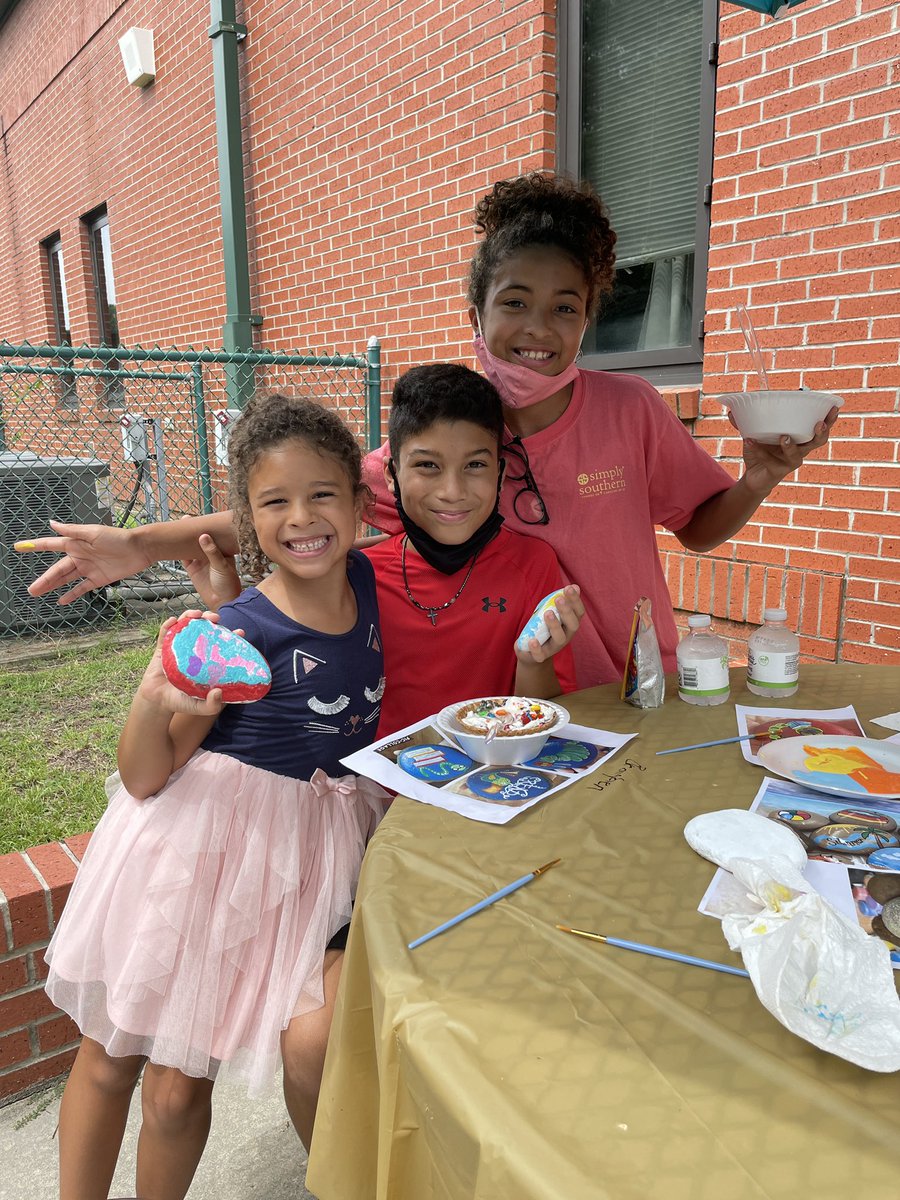 JessHarrelson7's tweet photo. The Summer Reading Celebration Party was lots of fun!!!  Ice cream sundaes with ALL the toppings and rock painting!!!! SCE LoVeS to read!
#HCSLibraryMedia #scetigers https://t.co/2tV6ditoWz