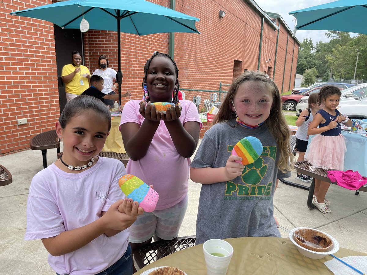JessHarrelson7's tweet photo. The Summer Reading Celebration Party was lots of fun!!!  Ice cream sundaes with ALL the toppings and rock painting!!!! SCE LoVeS to read!
#HCSLibraryMedia #scetigers https://t.co/2tV6ditoWz