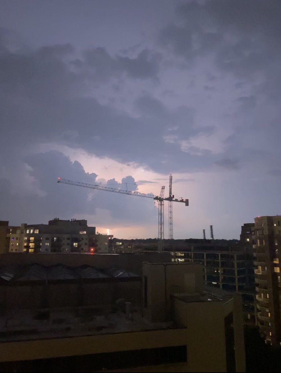 WillWiard's tweet photo. Crazy lighting over @ilovearlingtonv and future Amazon HQ2 in Crystal city. @NationalLanding @amazon #lighting https://t.co/wRN5Mwj5vV