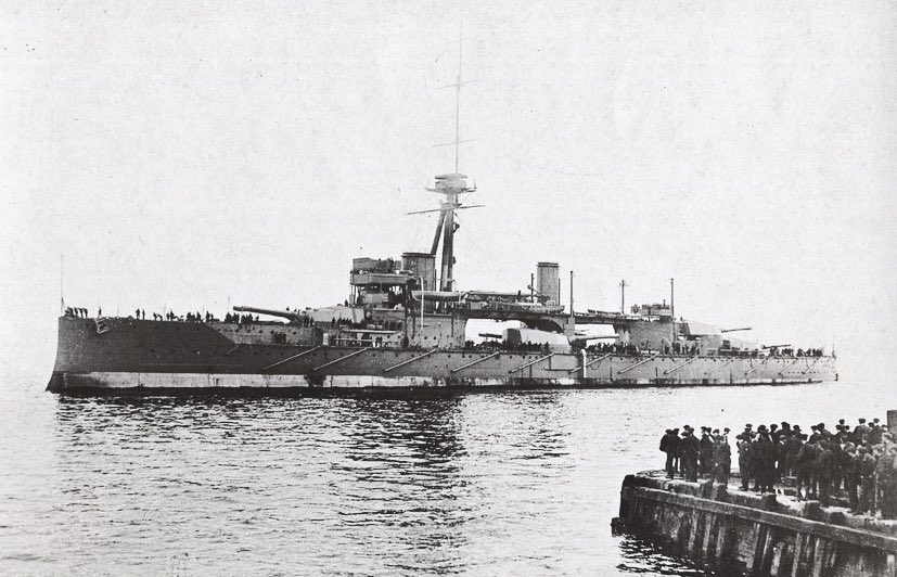 Rich_Ships's tweet photo. 🇬🇧 HMS COLOSSUS
Scotts Shipbuilding - Greenock, Scotland
#Colossus No. V - For the Colossus of Rhodes
Laid 8-Jul-1909
Launch 9-Apr-1910
Comm 8-Aug-1911
Sold 23-Feb-1928
P2 Bridge view & fwd 12-in guns aimed ‘Over The Shoulder’
P3 Scapa Flow w/ #GrandFleet, 1916
#HMSColossus https://t.co/IxpUeMdXYQ