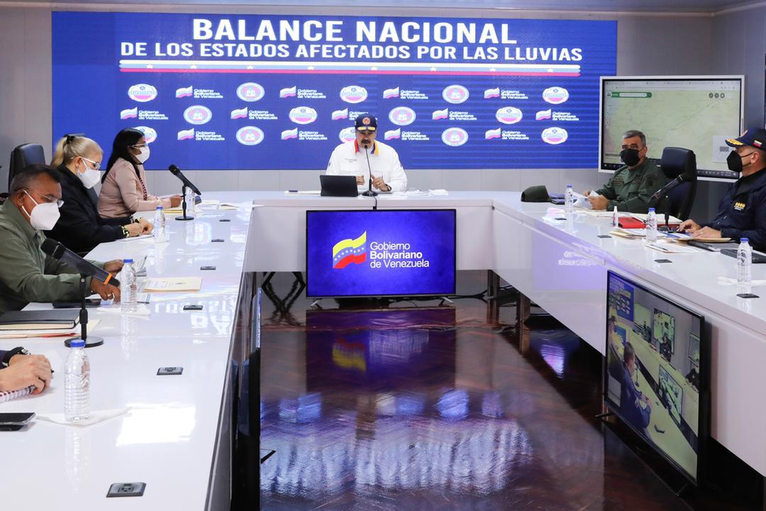 NicolasMaduro's tweet photo. Mi reconocimiento a todas las autoridades y al Poder Popular, por su capacidad de despliegue, llevando la mano cristiana de la Revolución Bolivariana a todas las familias afectadas por las precipitaciones en el país. Un liderazgo firme, unido y coordinado. ¡Somos de Verdad! https://t.co/LzvvXL6TrH