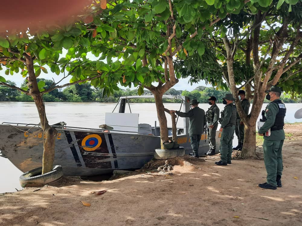 dhernandezlarez's tweet photo. El #CEOFANB de la #FANB realiza inspecciones a las poblaciones que se encuentra a lo largo del Río Apure, con la finalidad de atender las necesidades y hacer un levantamiento de posibles factores de riesgo para la población del sector. https://t.co/SZbLRMW2GE