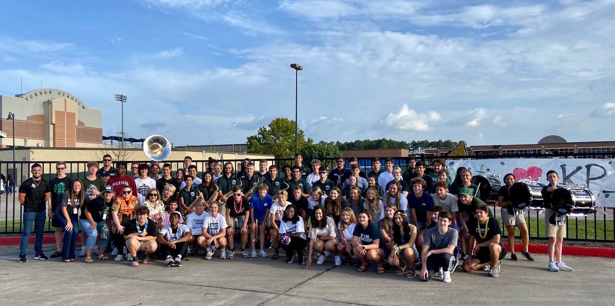 Thank you KP Swim and KP Basketball for a successful tailgate for game night 🏈#WeAreKPark