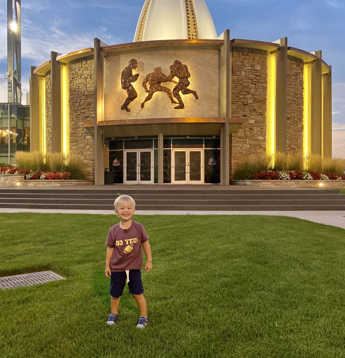 CoachO_2ndSznQB's tweet photo. ELITE Day for @Yeo_Football as our men were able to tour the @ProFootballHOF. 

Great to get out to a HS game in OHIO once again under the Friday Night Lights!  Thanks to Canton, OH for a great night!

#TheStandard
#GetUpLetsGo https://t.co/jrV1Pwq35W