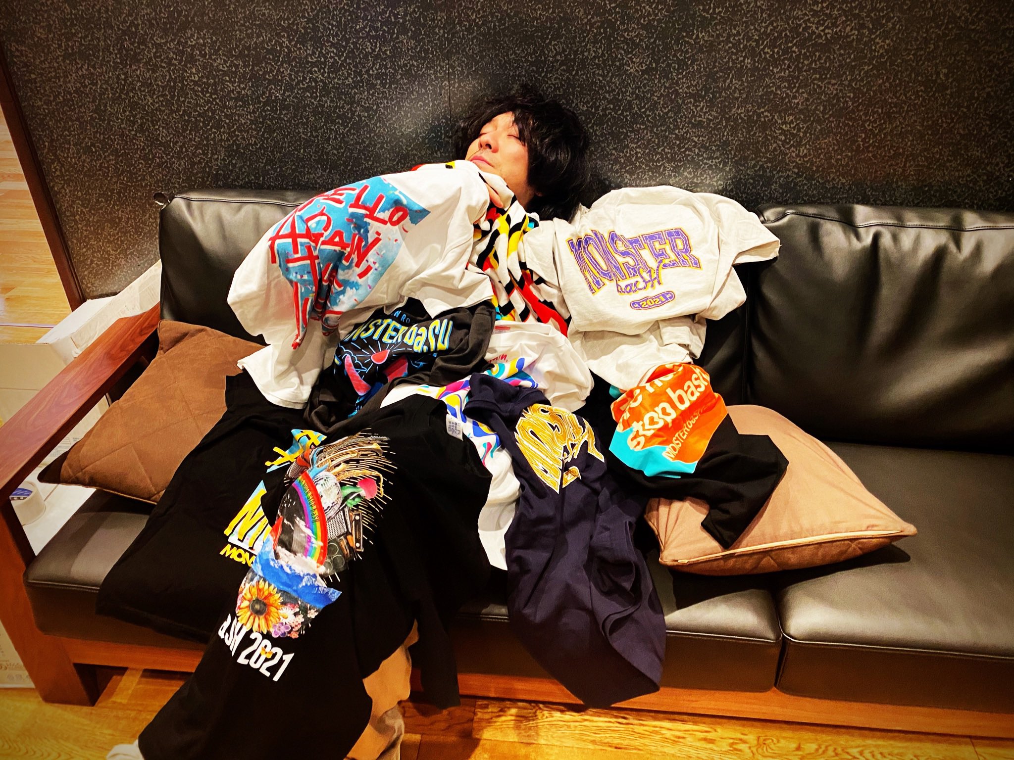 清水依与吏 モンバスtシャツほしいって言ったけど抱 いだ かれて眠れるほど送ってほしいとは言ってなかった気がするけどおやすみなさい T Co P7pwtwhke9 Twitter