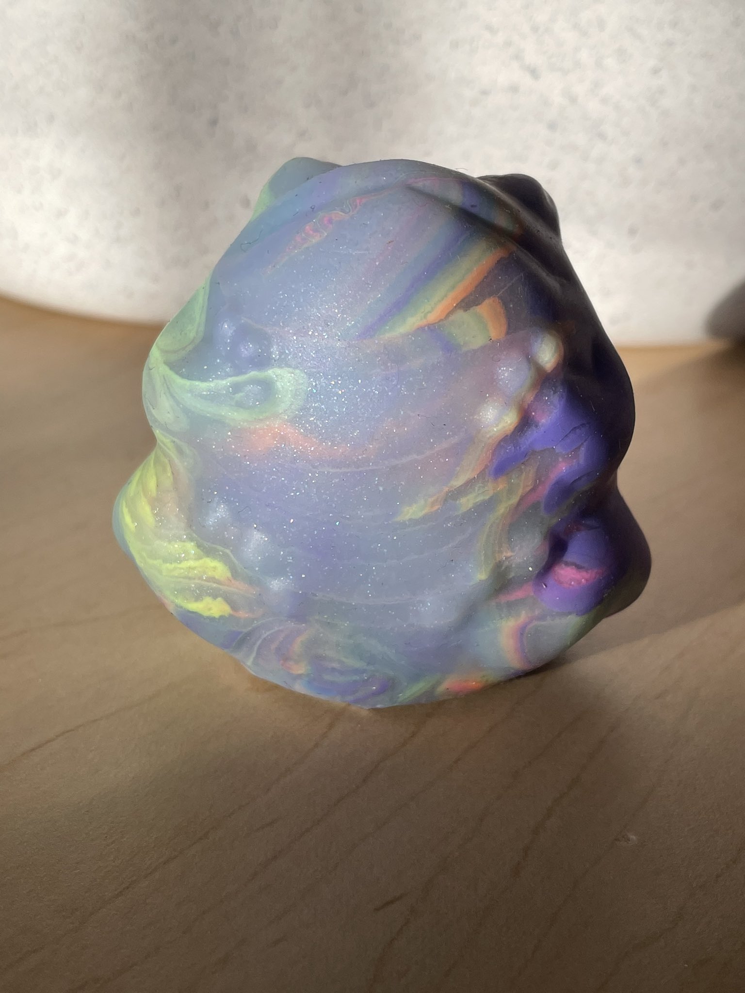 2 pic. My Froggy courtesy of @ppsculptors was waiting for me when I arrived for the first day of college! I haven’t had a minute to post about it until now though. He is absolutely gorgeous! Translucent rainbow goodness and adorable little toes for the win! https://t.co/yzV8x8Yux9