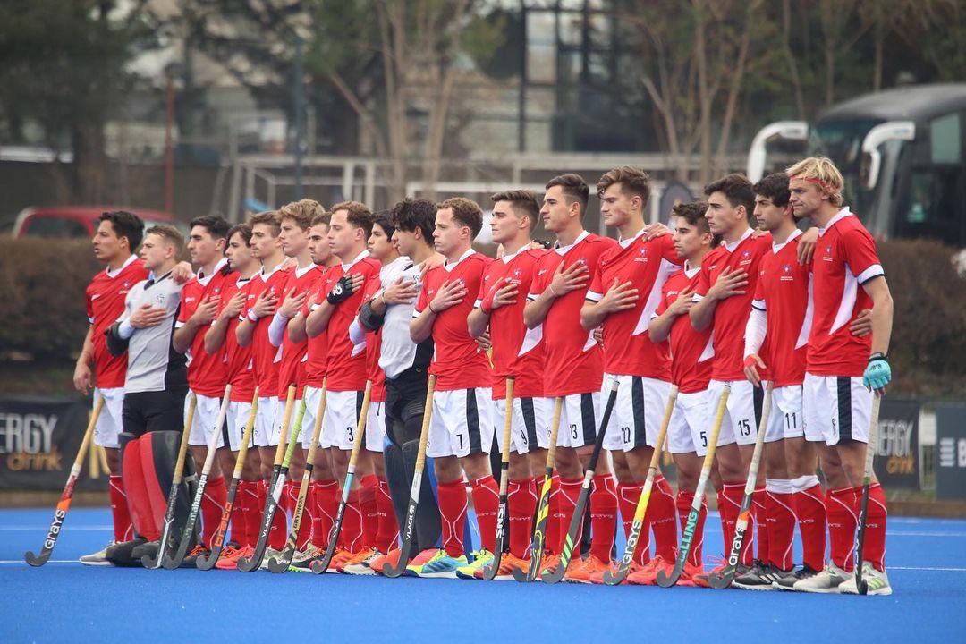 ceciperez1's tweet photo. ¡Nuestros #DiablosJr clasifican al Mundial🙌🏻! Tremendo partido contra Estados Unidos🇺🇸 que los instala en la final del #PanamericanoJr de hockey césped 🏑y les entrega pasajes directos al Mundial de India 🇮🇳 ¡Gigantes! @chile_hockey https://t.co/QVUKwDbLLk