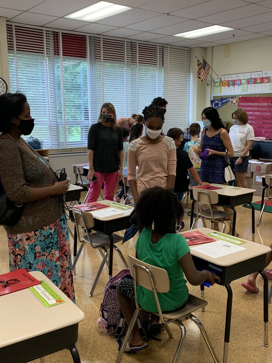missyfanshaw's tweet photo. Sneak-Peek was extra special with parents and students back in the building! Soooo excited for the new year! #BacktoBCPS @CbyersChristina @sgregorybcps https://t.co/VKvnIAs2Y8