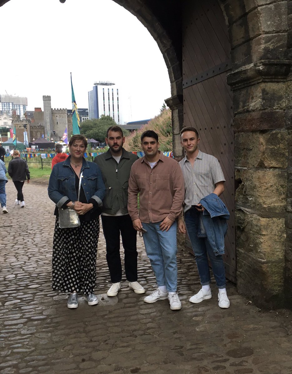 mitchellyoung19's tweet photo. Great evening at Cardiff Castle with @buzzardbuzzard Hopefully big things ahead for these boys  #BarryBoys #Kardiff @DebbieMorgan19 @LewisY1993 @EllisY1997 @SaamSamm_ https://t.co/HPBNwUxwir