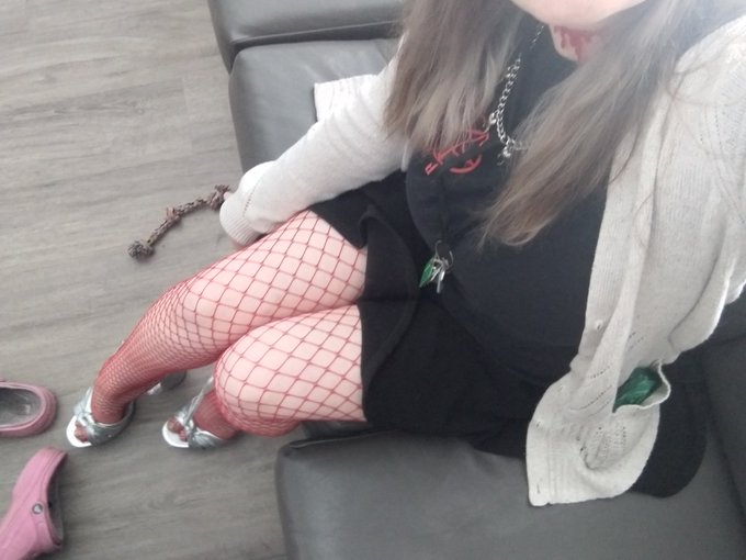 Trying to be hot when I have shorts under my shirt 😭 https://t.co/vNI8orTeYw