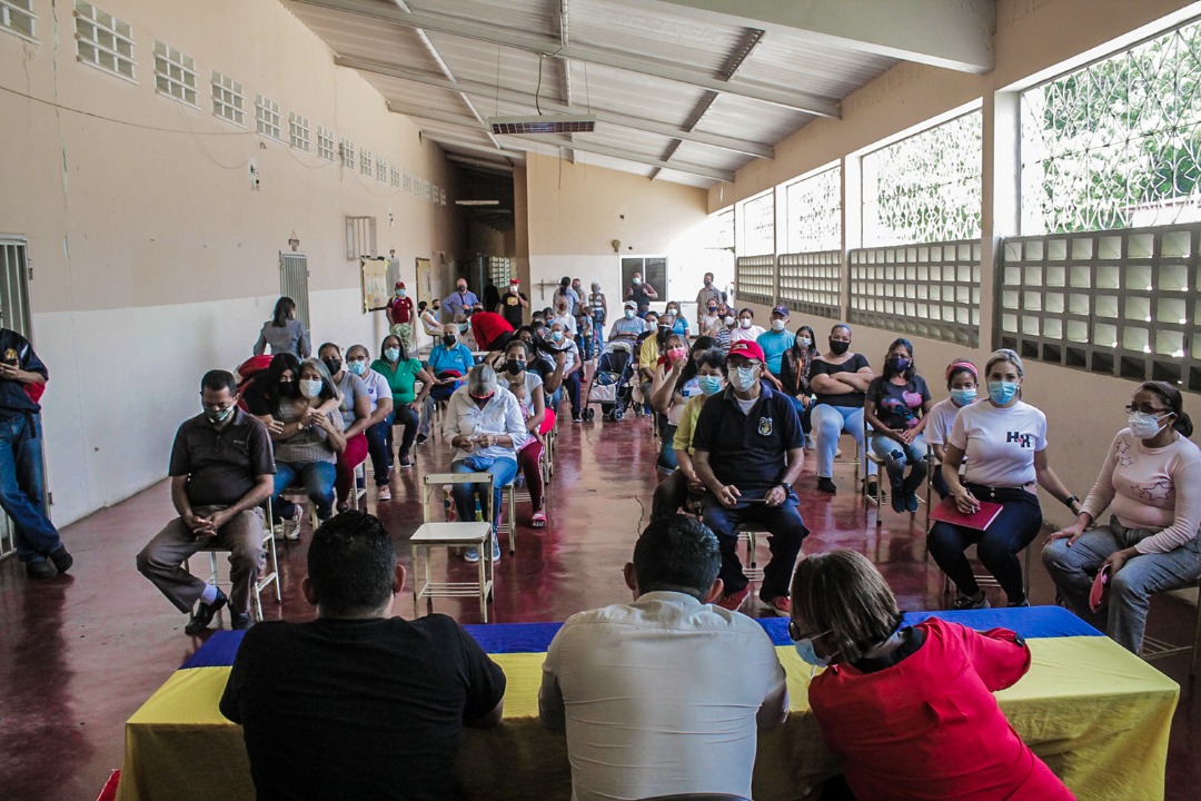 La mañana de hoy sostuvimos un encuentro con las estructuras de las UBCH Raúl Ruiz Rodríguez de Caujarao y la UBCH Carmen de Tovar que abarca los sectores Chimpire y Cabudare, para ir Fortaleciendo con unidad la victoria de este 21N.
#YaLlegoHH