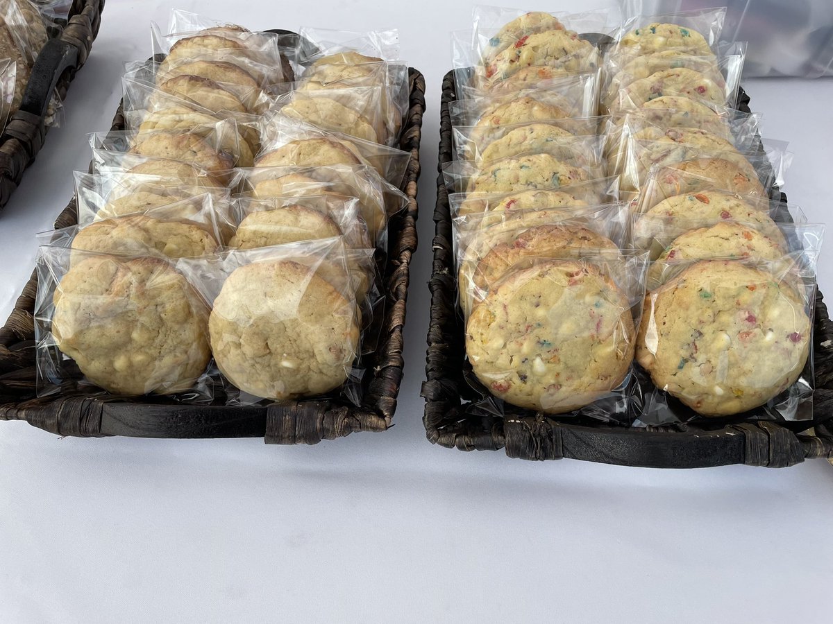 sweetroars's tweet photo. Come on by, the weather is fine! ⛅️
Shop local this Friday @ northsideartmarket showing Grease on the Lawn! @ shoplocalmarket
705 Calvacade St.
#shoplocal #cookies #bakedgoods #bakedhtx #htxmarket #localpopup #movienight https://t.co/zLHJzDS4FP