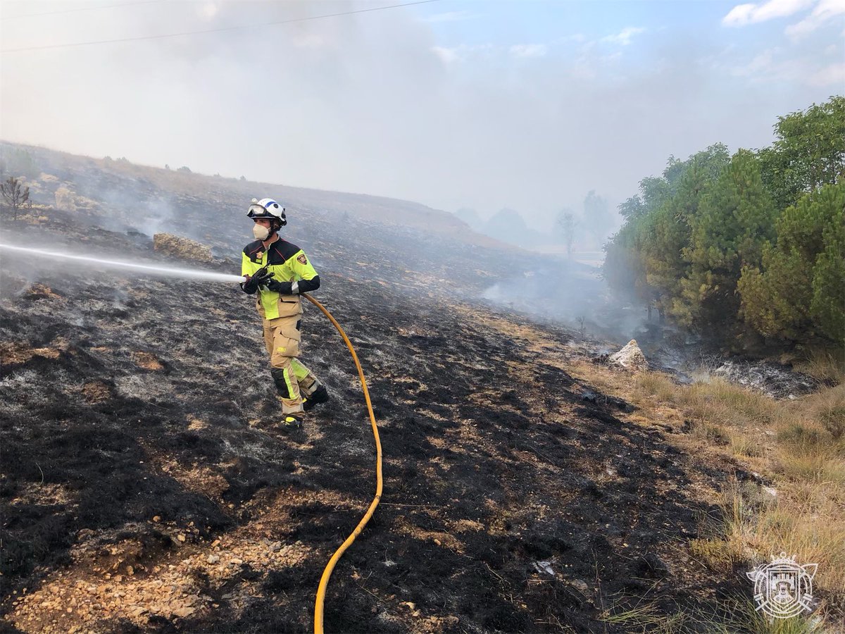 BomberosBurgos's tweet image. Desde las  15:00 y a lo largo de casi cuatro horas hemos participado en el operativo de extinción del #IFMasa junto con #MedioAmbiente de @jcyl #BRIF de #Lubia, @mitecogob, @guardiacivil, así como #Voluntarios de #Sedano y #Villadiego. Se ha tenido que cortar la carretera #N623.