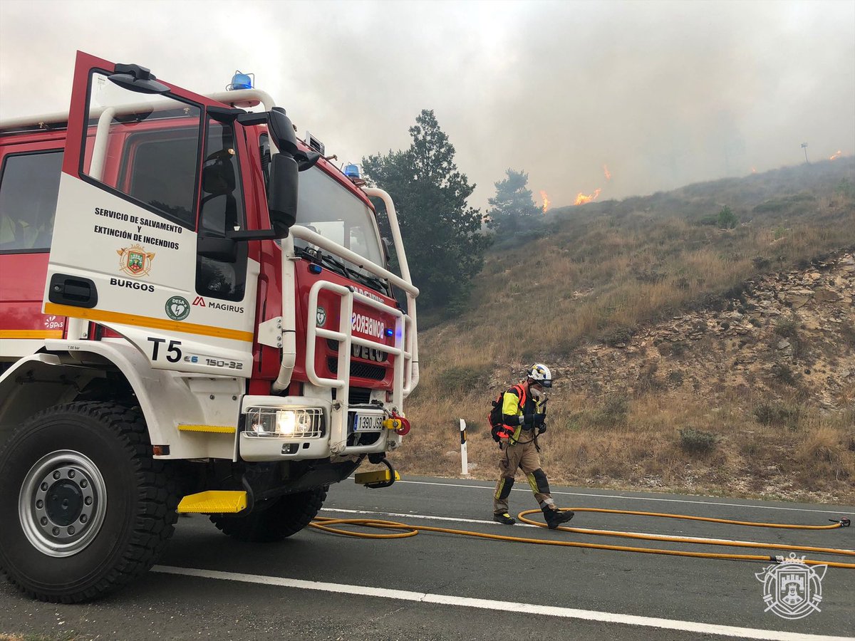 BomberosBurgos's tweet image. Desde las  15:00 y a lo largo de casi cuatro horas hemos participado en el operativo de extinción del #IFMasa junto con #MedioAmbiente de @jcyl #BRIF de #Lubia, @mitecogob, @guardiacivil, así como #Voluntarios de #Sedano y #Villadiego. Se ha tenido que cortar la carretera #N623.