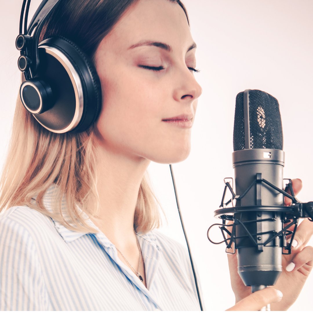 Дети поют. Возбуждающий голос. Люблю петь. Мультяшная девочка поет. Девочка с микрофоном.