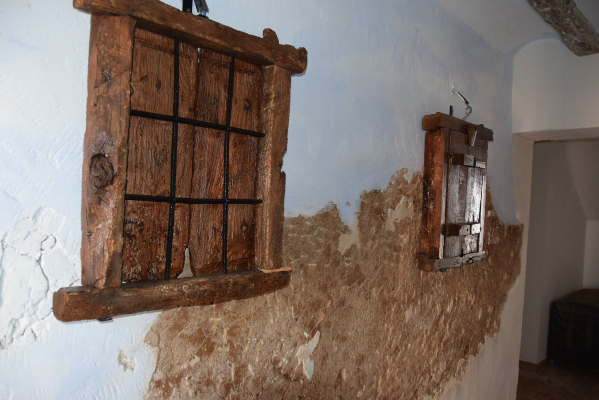adelabernabeu's tweet photo. cuando comienzas un proyecto no sabes lo que te vas a encontrar y la "carrucha" no iva a ser menos, durante los trabajos  nos encontramos con la antigua entrada rústica pintada a la cal y donde se puede apreciar la argamasa de barro utilizada y como tal la hemos conservado https://t.co/iaIkpfEIGh