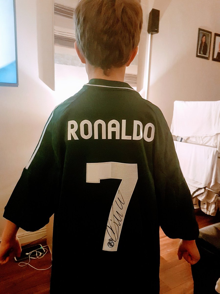 doglab's tweet photo. Can all #mufc fans please rt this for my lad Nathan he love that he has this top signed by Ronaldo https://t.co/gu9cZeKZCw