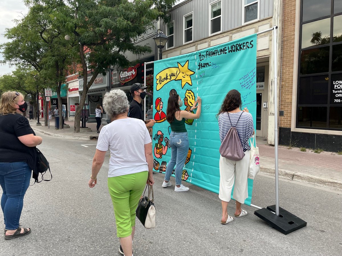 cityoforillia's tweet photo. Hey #Orillia! Come on down to the City's Visitor Information table located in @OrilliaDowntown tonight (Aug. 27) to sign the mural and show your support for our frontline workers. We are here throughout the evening! Come out &amp; show your appreciation! #SeeYouOnThePatio #Orillia https://t.co/6UZ38mPUSz