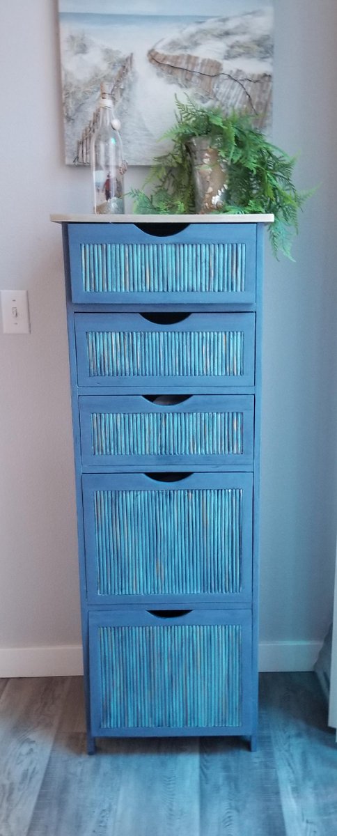 kelleysdiy's tweet photo. Just finished refinishing with Chalked Paint! https://t.co/Y665KV50vt