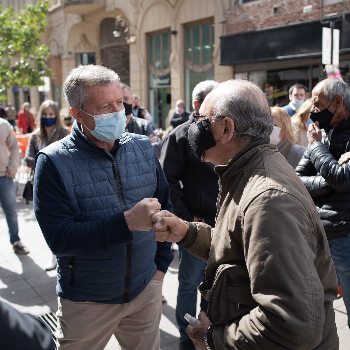 monzoemilio's tweet photo. En Pergamino, acompañado de @MarianaSautu, conversé con vecinos que siguen apostando al trabajo pese a las dificultades que trajo la pandemia y la mala gestión que se hizo de ella. Es con esa fuerza y compromiso que tienen los bonaerenses que vamos cambiar la Provincia. https://t.co/8F17cqHnBU